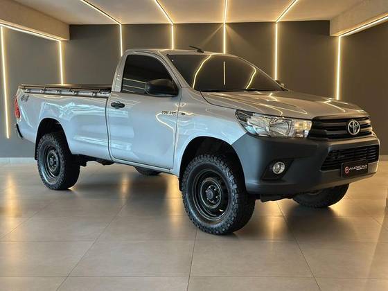 TOYOTA HILUX 2.8 D-4D TURBO DIESEL CS 4X4 MANUAL TOYOTA HILUX 2.8 D-4D TURBO DIESEL CS 4X4 MANUAL